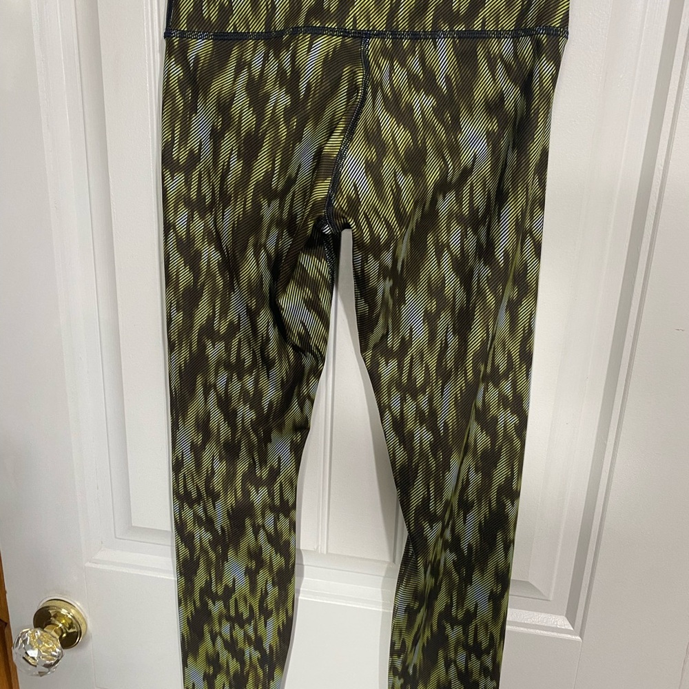 Lululemon leggings size 4‎